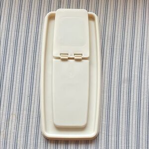 Rubbermaid 13 cup cereal storage plastic almond Lid w/ flip top opening Lid only